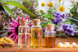 A GUIDE TO USING ESSENTIAL OILS FOR CHAPPED LIPS AND AN OVERNIGHT LIP MASK RECIPE